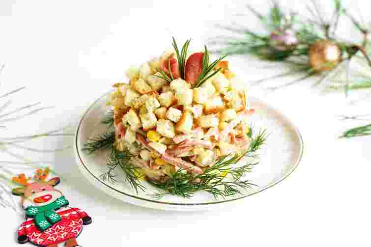 Швидкий смачний салат із сухариками на Новий рік. Рецепт дня