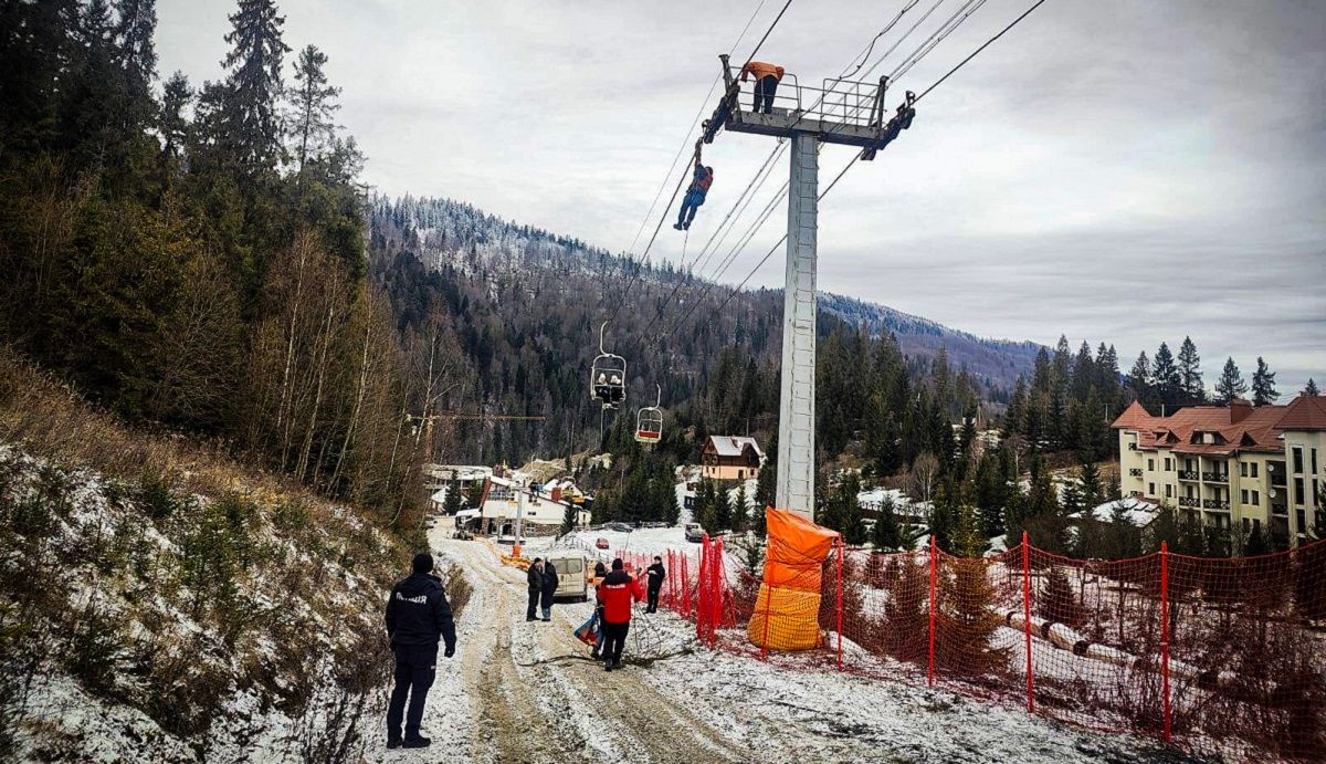 На горі Захар Беркут через поломку підйомника застрягли 80 туристів