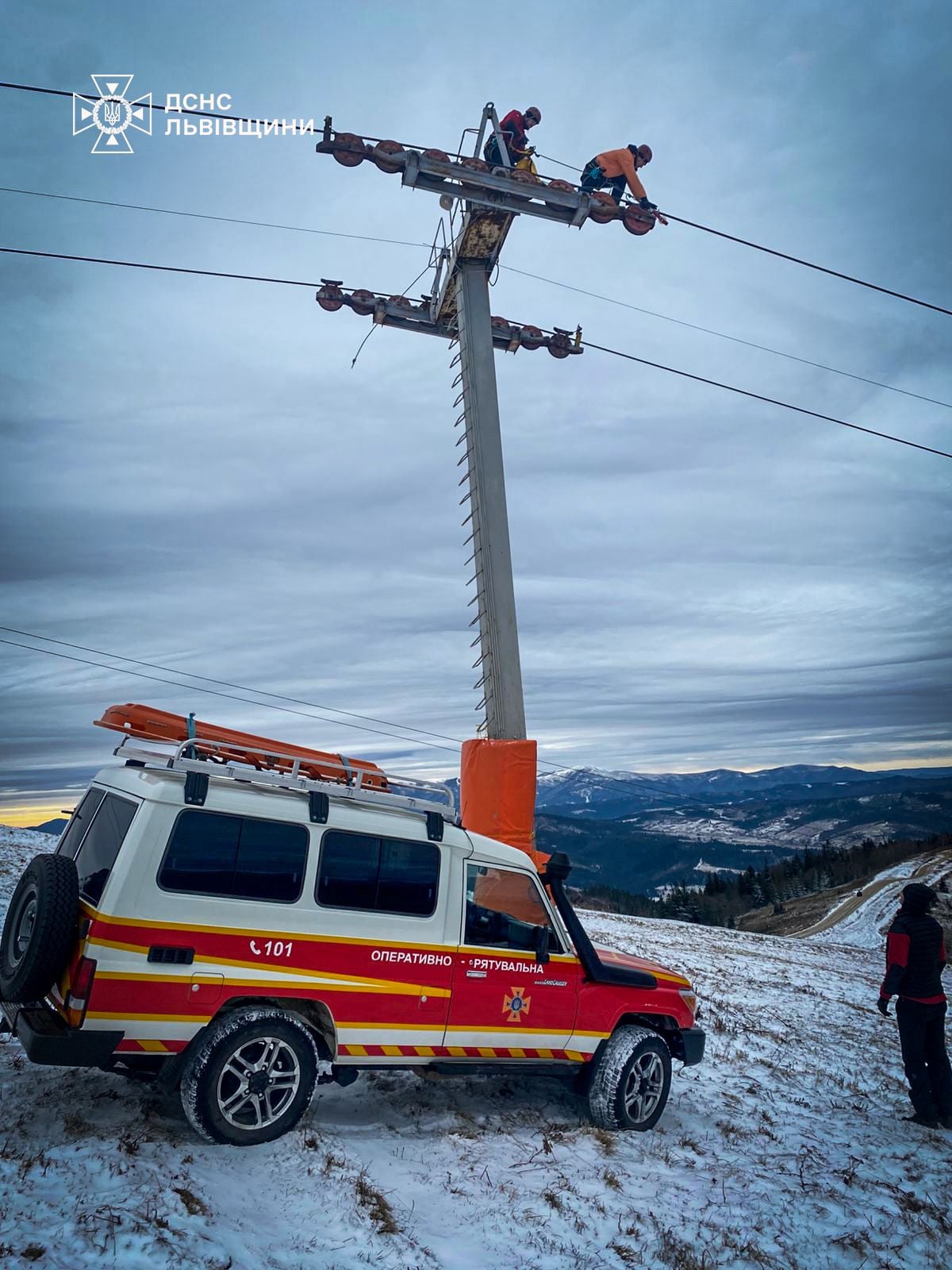 На горі Захар Беркут через поломку підйомника застрягли 80 туристів