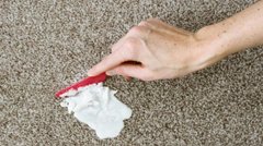 Збережемо хюґе-настрій: як прибрати з килима пролитий віск