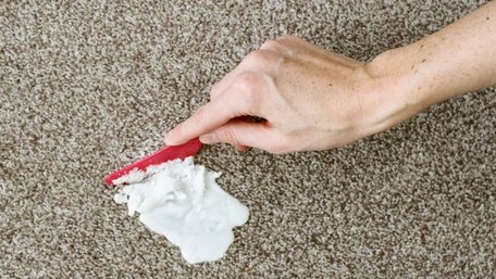 Збережемо хюґе-настрій: як прибрати з килима пролитий віск