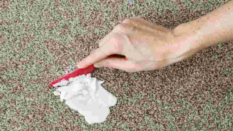 Збережемо хюґе-настрій: як прибрати з килима пролитий віск