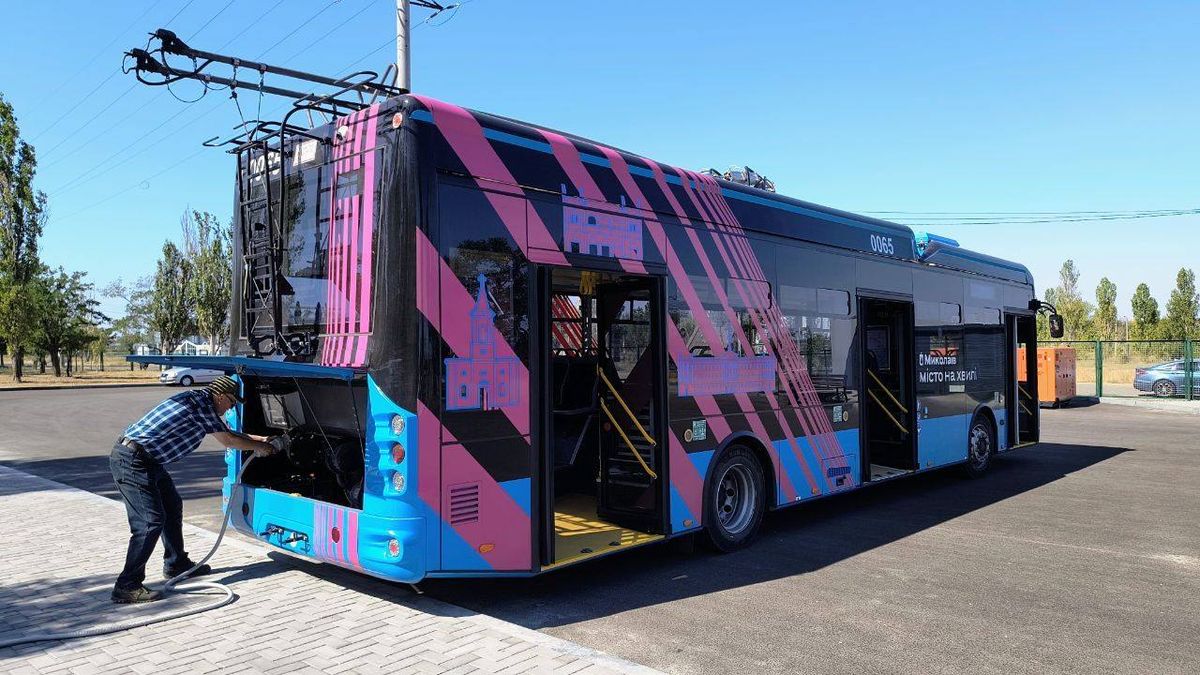 Чернівці закупили три нові тролейбуси PTS за 55 млн грн
