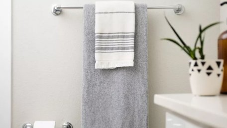Ви робите це неправильно: як вішати мокрі рушники, щоб вони швидко висихали