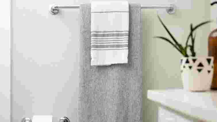 Ви робите це неправильно: як вішати мокрі рушники, щоб вони швидко висихали