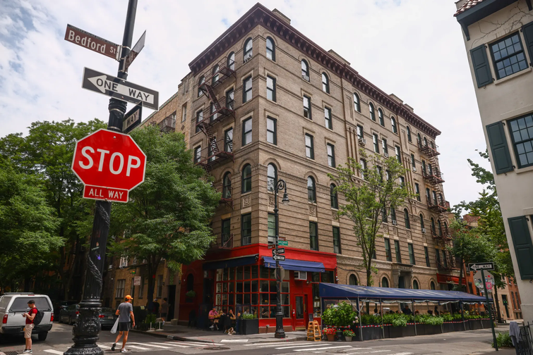 Будинок з серіалу «Друзі» в Нью-Йорку продали за 32,7 млн доларів