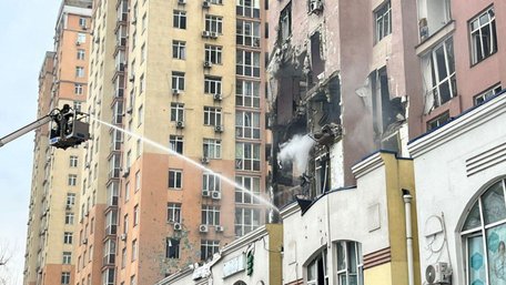 Росіяни масовано атакували Київ дронами та ракетами, десятки постраждалих