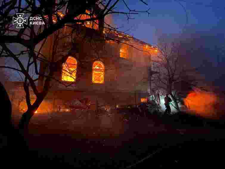 Росіяни масовано атакували Київ дронами та ракетами, десятки постраждалих