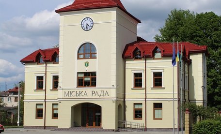 Посадовці з Пустомит їздили на відпочинок за кордон під виглядом службових відряджень