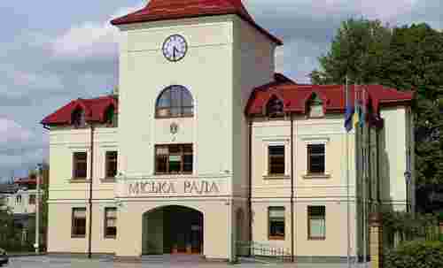 Посадовці з Пустомит їздили на відпочинок за кордон під виглядом службових відряджень