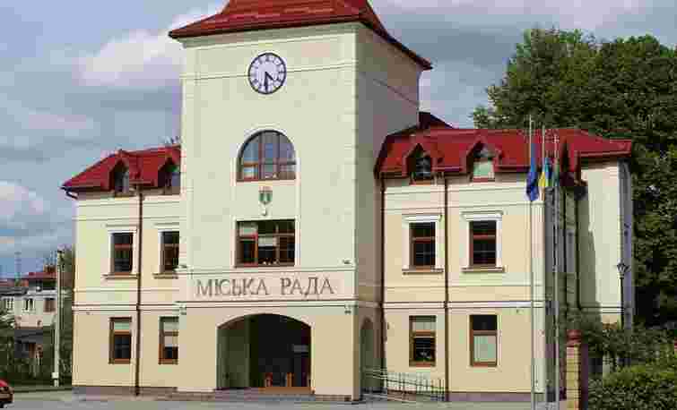 Посадовці з Пустомит їздили на відпочинок за кордон під виглядом службових відряджень