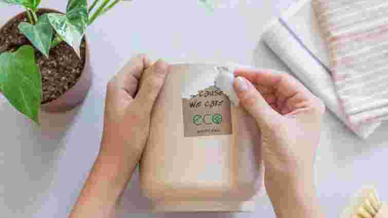 Ні сліду, ні липкості: як видалити наклейки з будь-якої поверхні