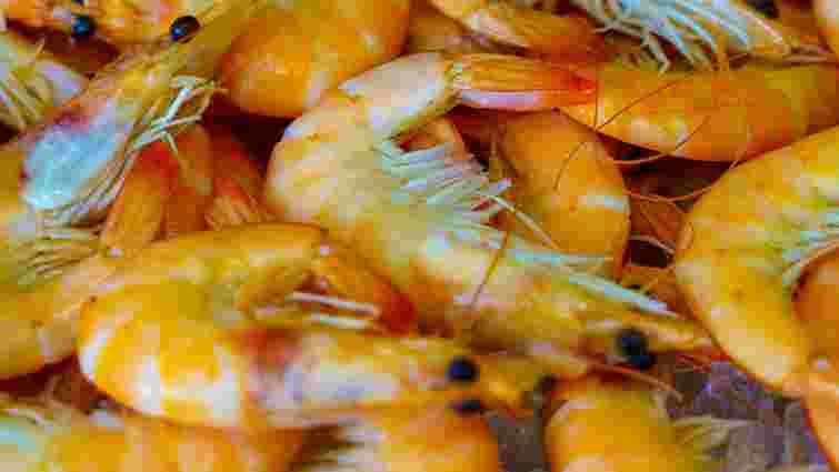 Соковиті, а не сухі: як уникнути пересушування креветок під час варіння 