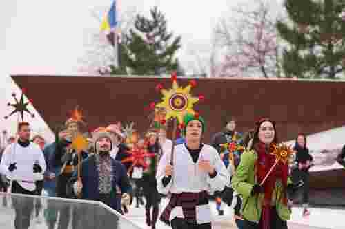 У Львові відбувся благодійний костюмований «Забіг Звіздарів». Фото дня