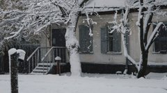 Чому не варто посипати сіллю чи піском доріжки: безпечний спосіб боротьби з льодом