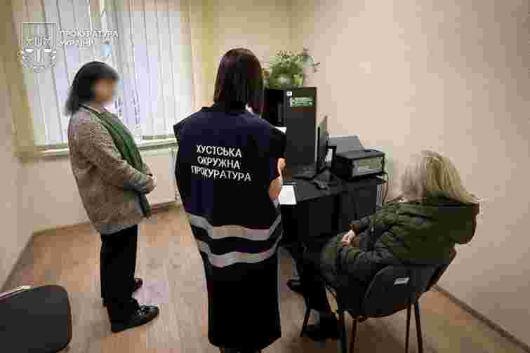 На Закарпатті бухгалтерка міськради виписала колезі 500 тис. грн премії