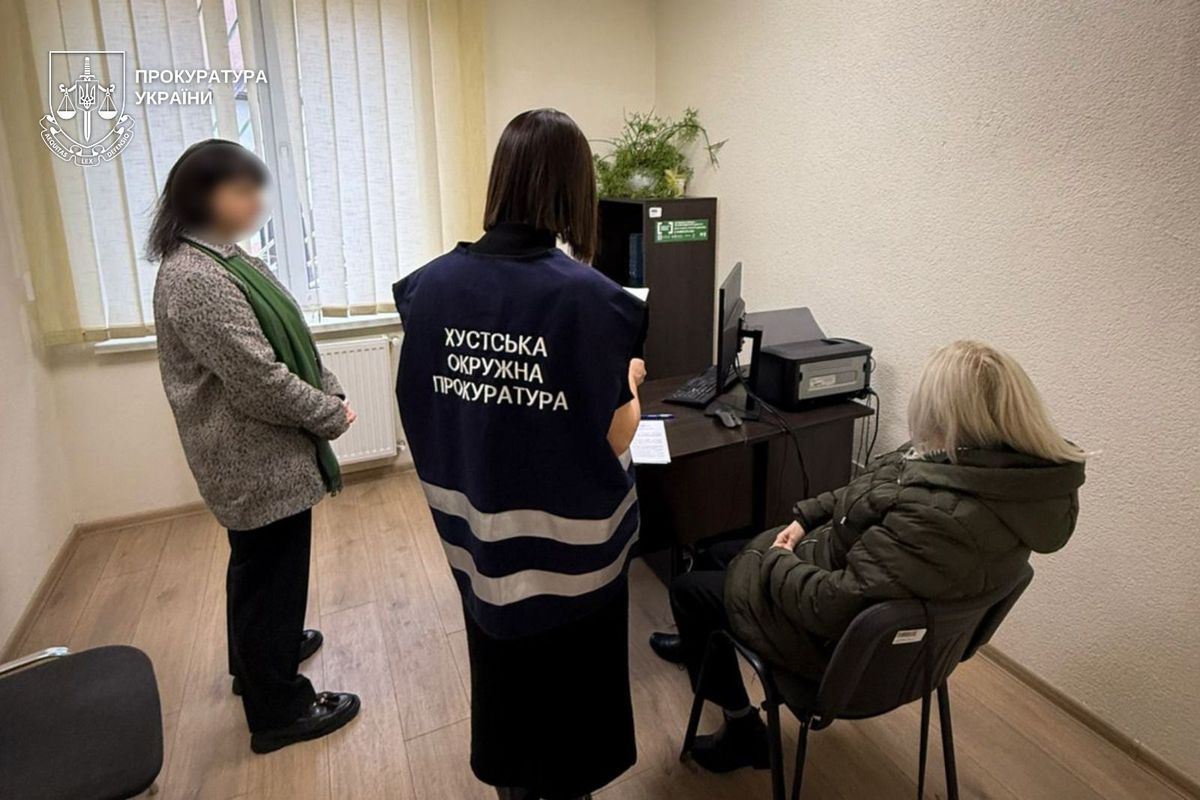На Закарпатті бухгалтерка міськради виписала колезі 500 тис. грн премії