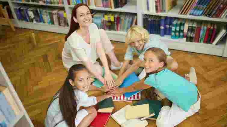 Не лише шкільним вчителям: яким ще педагогам підвищать зарплату у 2026 році