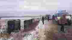 На Прикарпатті пасажирський автобус перекинувся на засніженій трасі, є загиблий