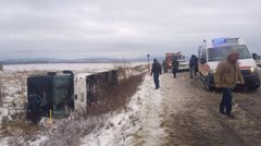 На Прикарпатті пасажирський автобус перекинувся на засніженій трасі, є загиблий