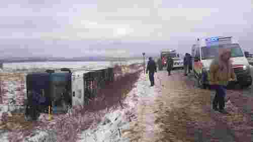 На Прикарпатті пасажирський автобус перекинувся на засніженій трасі, є загиблий