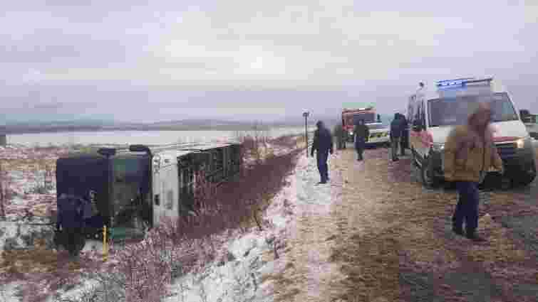 На Прикарпатті пасажирський автобус перекинувся на засніженій трасі, є загиблий