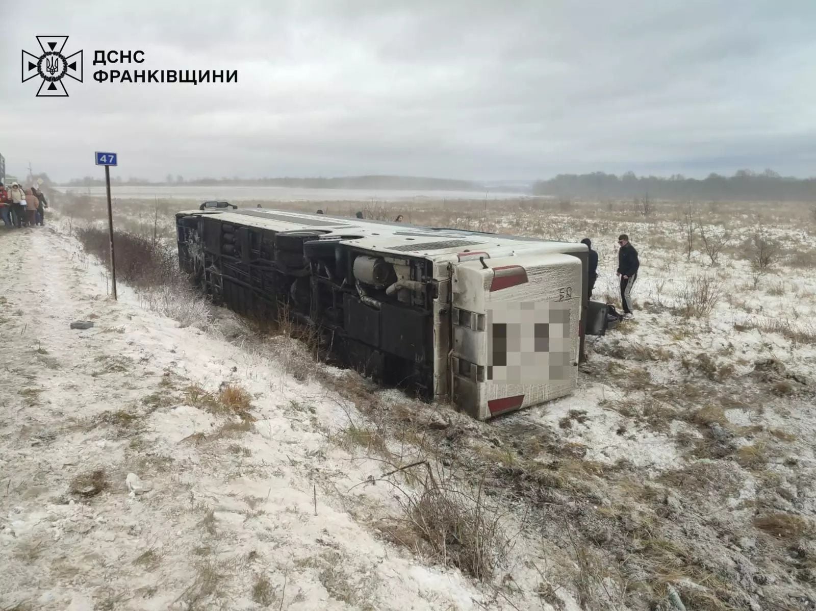 Автобус з'їхав з траси і перевернувся на правий бік. Фото ДСНС