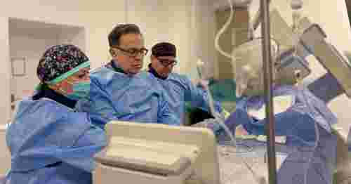 Кардіохірурги у Львові відновили кровотік до серця 74-річному поляку без розрізу грудної клітки