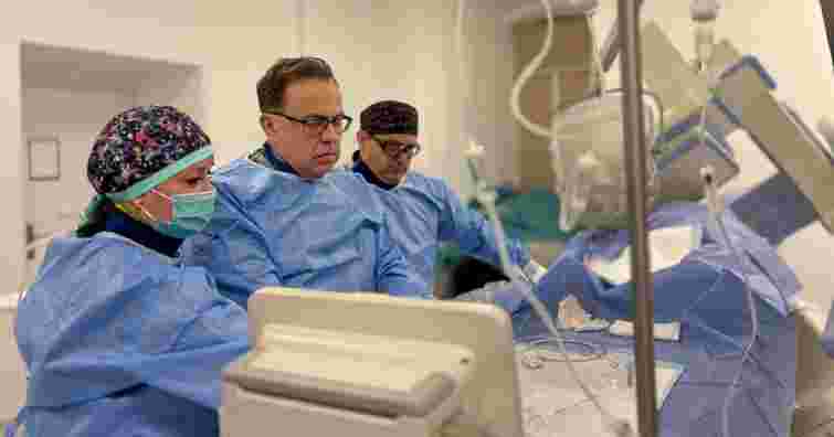 Кардіохірурги у Львові відновили кровотік до серця 74-річному поляку без розрізу грудної клітки