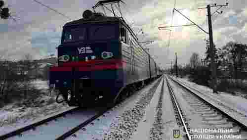 Пасажирський поїзд на смерть збив місцеву мешканку в Пустомитах