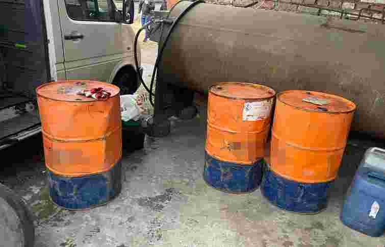 На Донеччині командир та його підлеглий викрали в частини понад 17 тонн пального