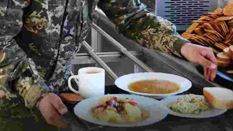 Мобілізованих чоловіків у ТЦК харчуватимуть за державні гроші й за стандартами ЗСУ Мобілізованих чоловіків у ТЦК харчуватимуть за державні гроші й за стандартами ЗСУ