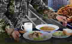 Мобілізованих чоловіків у ТЦК харчуватимуть за державні гроші й за стандартами ЗСУ