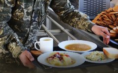 Мобілізованих чоловіків у ТЦК харчуватимуть за державні гроші й за стандартами ЗСУ