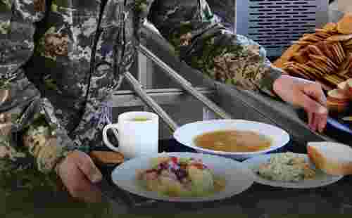 Мобілізованих чоловіків у ТЦК харчуватимуть за державні гроші й за стандартами ЗСУ