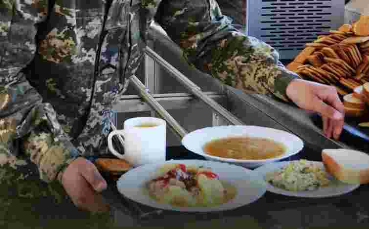 Мобілізованих чоловіків у ТЦК харчуватимуть за державні гроші й за стандартами ЗСУ