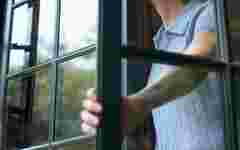 У Шептицькому 53-річна жінка послизнулася і випала з дев’ятого поверху