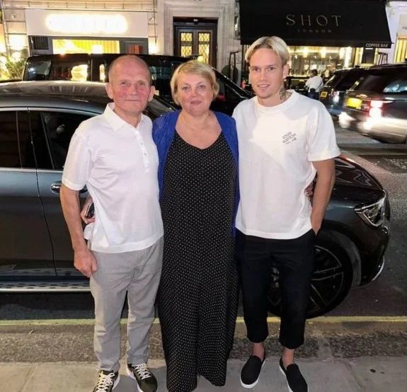 Михайло Мудрик з батьками в Лондоні