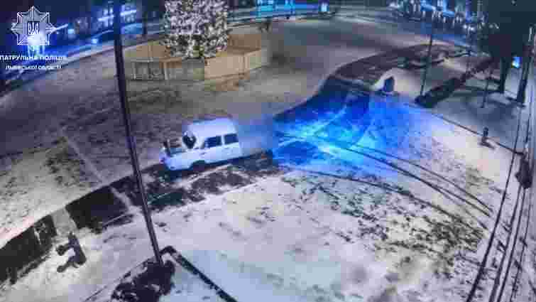 22-річний львівʼянин дрифтував біля міської ялинки на прикрашеному гірляндами ВАЗі