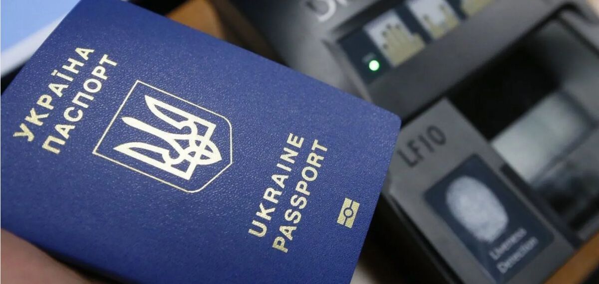 Суд оштрафував закарпатців, які за хабарі прискорювали виготовлення закордонних паспортів