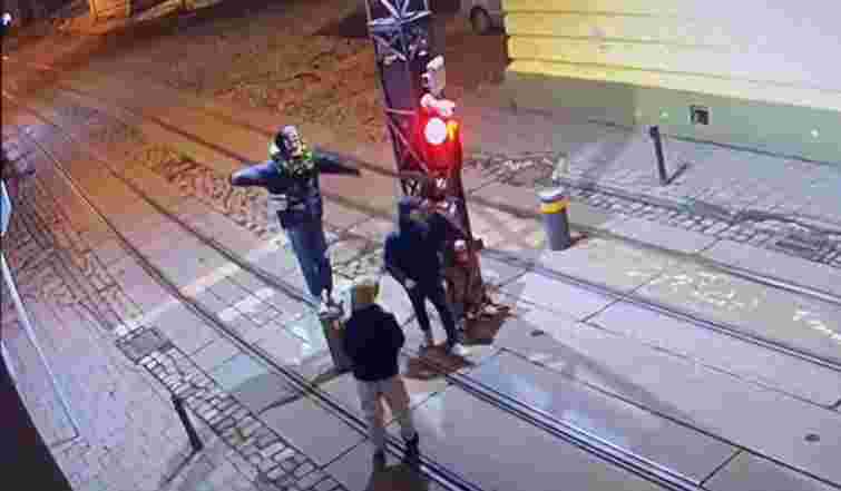 Поліція розшукує підлітків, які пошкодили болард у центрі Львова