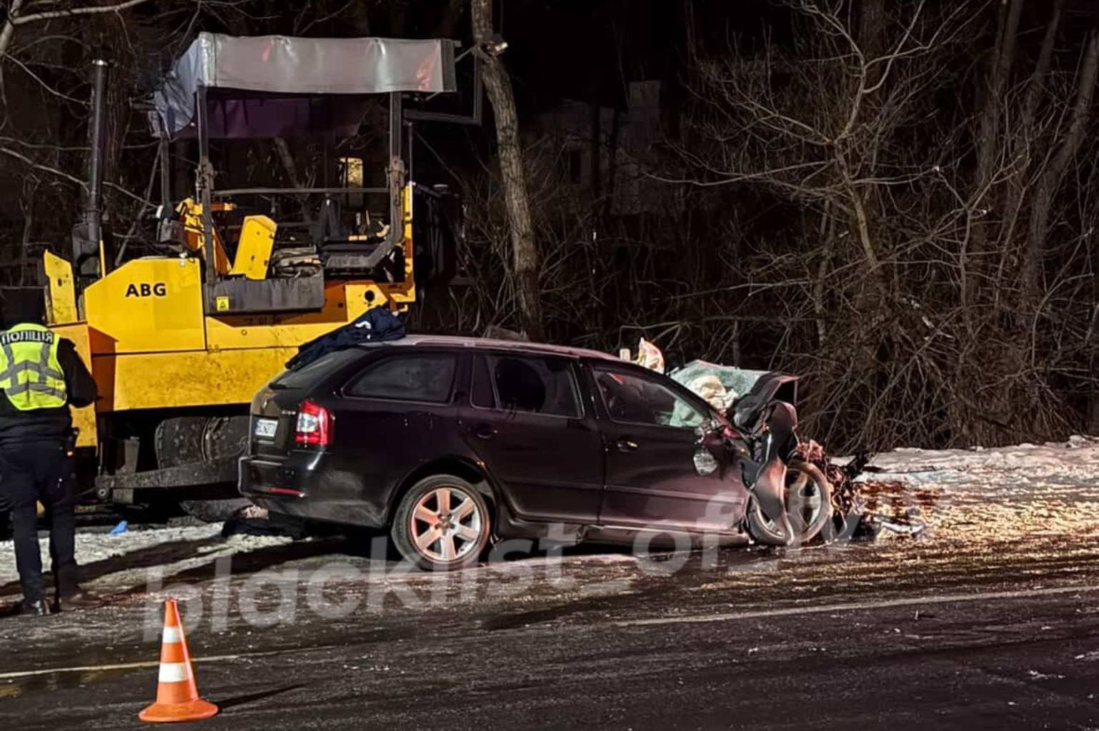Автомобіль Škoda Octavia Combi зіткнувся із машиною для укладання асфальту ABG. Фото телеграм