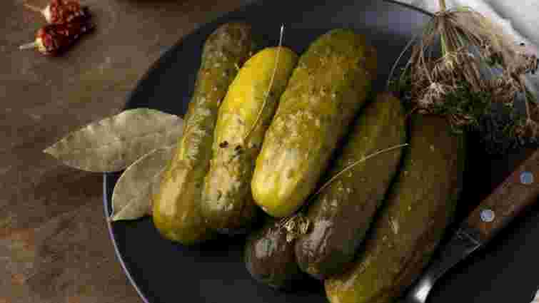 Слизькі і не хрумтять: 5 помилок, через які квашені огірки розлазяться в банці