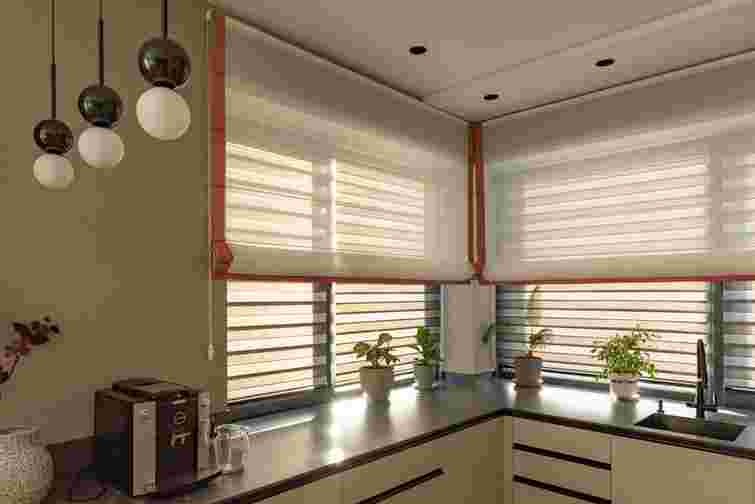 Функціональні і лаконічні: які переваги римських штор і коли вони справді доречні