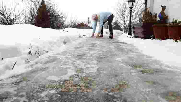 Справжній зимовий кошмар: три засоби, які без зайвих зусиль приберуть лід з тротуару