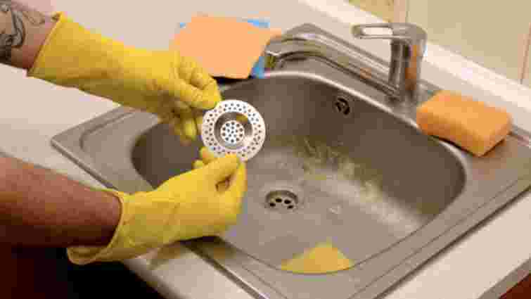 Матимете неприємні розмови з сантехніками: 5 продуктів, які не можна зливати в раковину