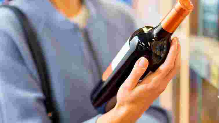 Ключами, виделкою і навіть велосипедним насосом: 7 способів відкрити вино без штопора