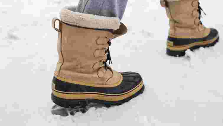 Без дорогих устілок і спецспорядження: три способи швидко утеплити взуття взимку