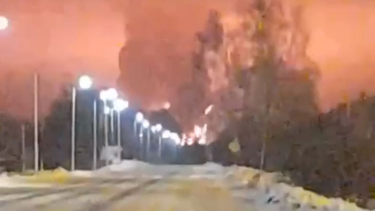 Вночі дрони масовано атакували низку російських областей, зайнялися пожежі