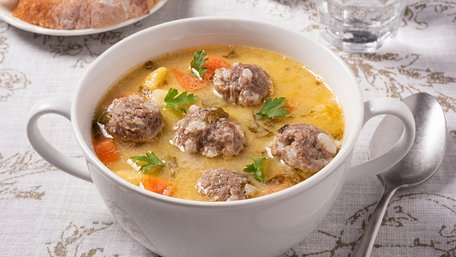 Швидкий суп із плавленим сиром і фрикадельками. Рецепт дня